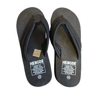 😀Hengde Black Platform Flip Flops Padded Triple Strap Graphic Print Size 40 / 6